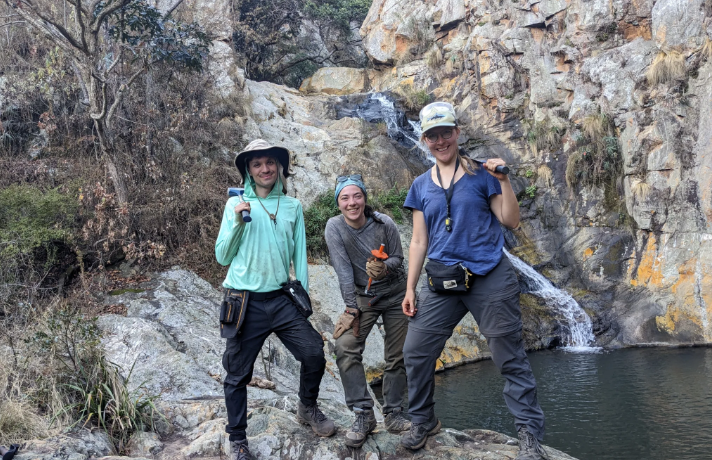 Drabon mit den Studenten David Madrigal Trejo und Öykü Mete während der Feldforschung in Südafrika.