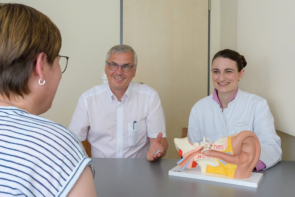 Prof. Dr. Dr. Ulrich Hoppe, Leiter des Cochlear-Implant-Centrums CICERO sowie Prof. Dr. Sarina Müller, Klinikdirektorin und Spezialistin für Cochlea-Implantationen, betreuen ihre Patientinnen und Patienten gemeinsam mit einem interdisziplinären Team von der ersten Beratung bis zur Nachsorge. © Michael Rabenstein/Uniklinikum Erlangen