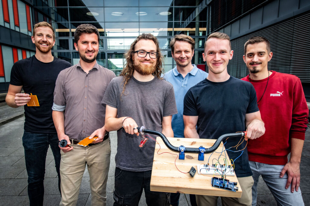 Sechs Mitglieder des Projektteams stehen nebeneinander, darunter Moritz Schmidt, Kevin Krüger, David Petersen, Prof. Dr. Matthias Böhmer, Marvin Reuter und Joel Neumann.