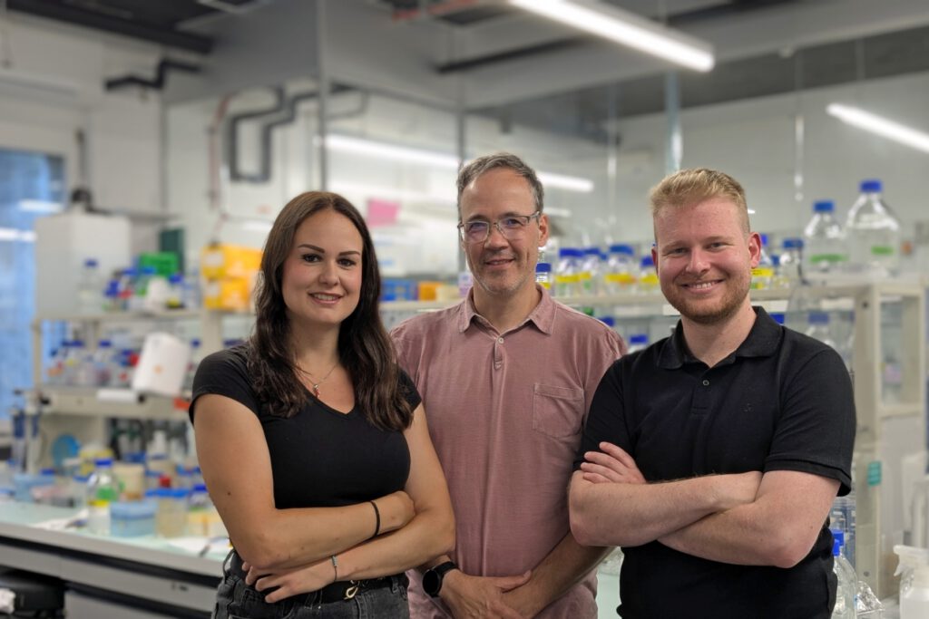 Gruppenfoto von Sarah Soom, Christoph von Ballmoos und Stefan Moning vom Departement für Chemie, Biochemie und Pharmazie der Universität Bern.