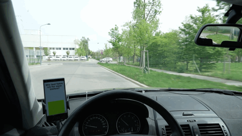 Im Test zeigt das Lärmdisplay im Auto einer Versuchsperson, wie stark ihr Fahrstil die Umgebung akustisch belastet. © Andreas Fuchs, AIT