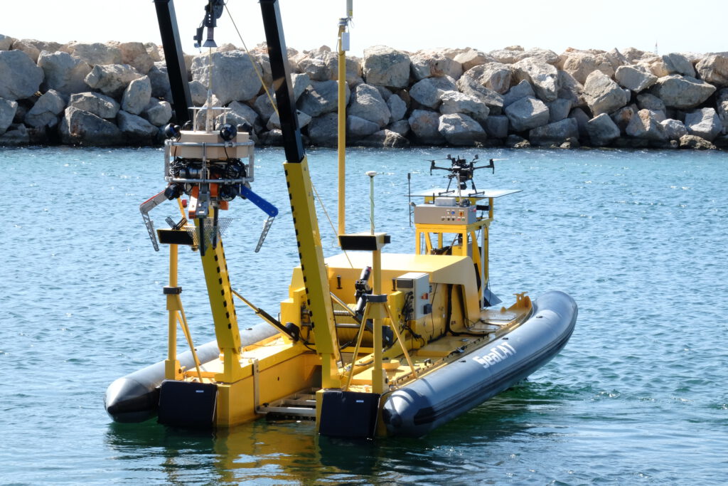 Das Boot, SeaCAT genannt, das sowohl die Beobachtungsdrohne als auch den intelligenten Tauchroboter der TUM an Bord hat.
