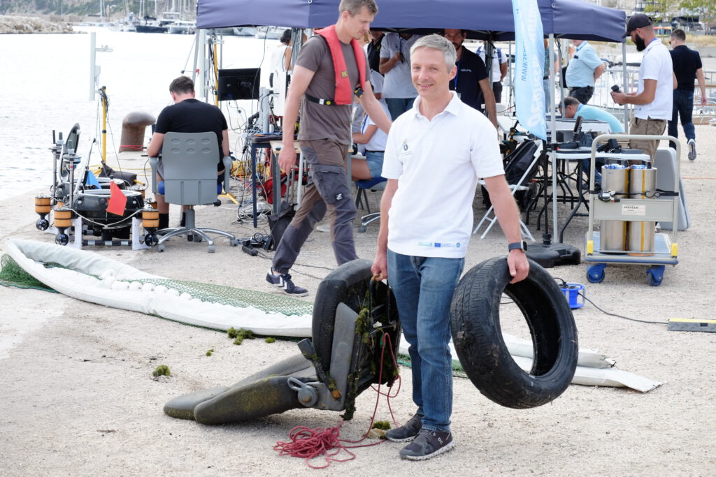Dr. Stefan Sosnowski von der Technischen Universität München zeigt bei Tests in Südfrankreich, wie der Tauchroboter erfolgreich Müll vom Meeresgrund geborgen hat.