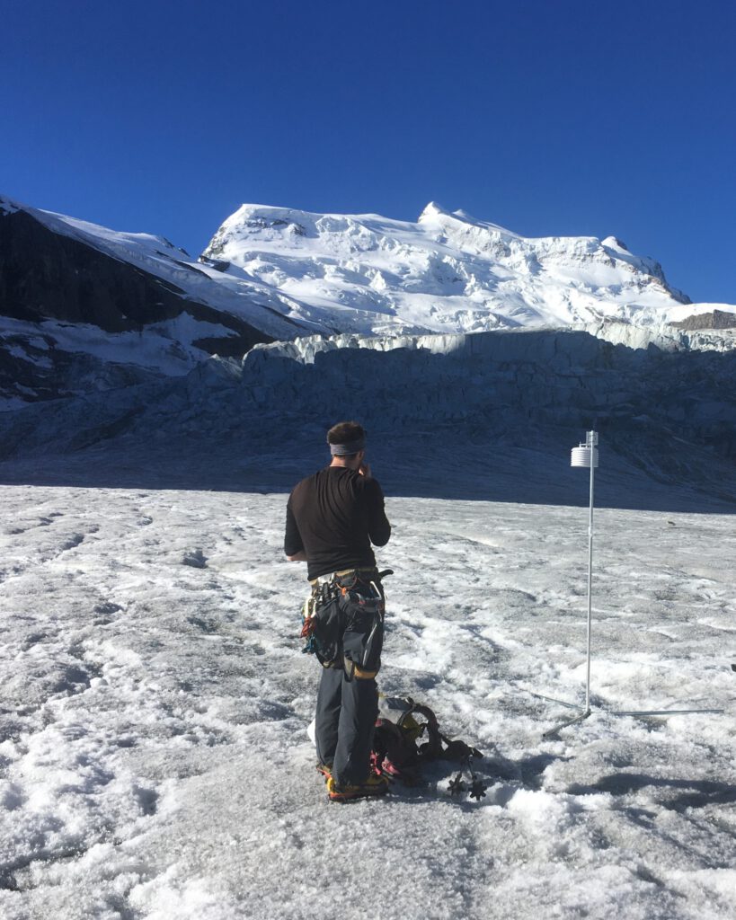 Eine Wetterstation wird auf dem Glacier de Corbassière in den Schweizer Alpen errichtet. Thomas Shaw blickt zum Grand Combin hinauf.