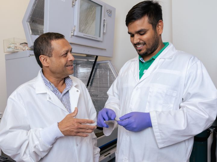 Professor Alamgir Karim und Doktorand Saurabh Tiwary testen das neuartige Chip-Material, das den Stromverbrauch von KI-Systemen senken und ihre Leistung steigern könnte.