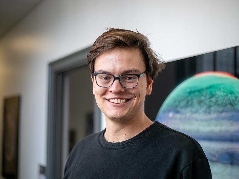 Der Astronomie-Doktorand Raphael Baer-Way von der University of Virginia leitete die Studie, die erstmals Radio-Signale einer seltenen Supernova nachwies und zeigte, dass Sterne schon vor der Explosion die Kontrolle verlieren.