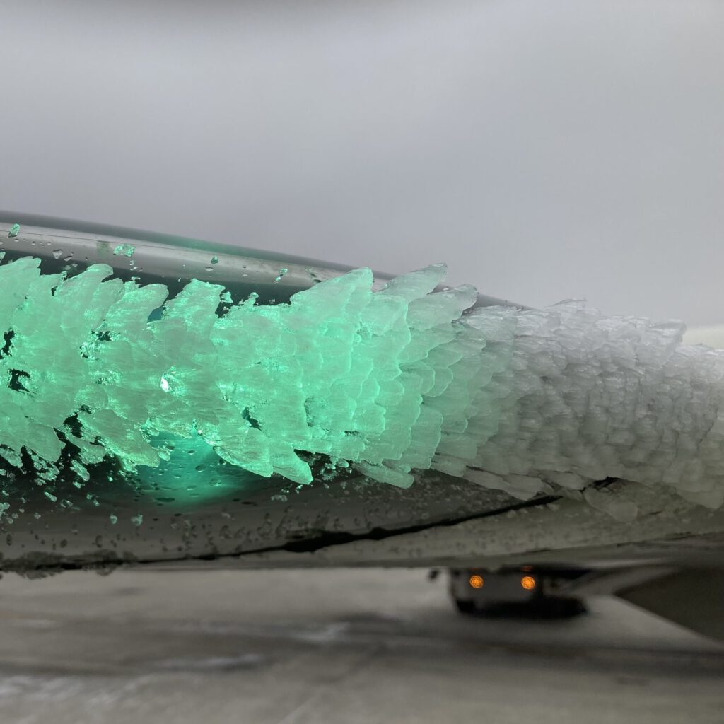 Vereisung an Flugzeugflügeln verändert die Aerodynamik und erhöht das Risiko von Kontrollverlust.