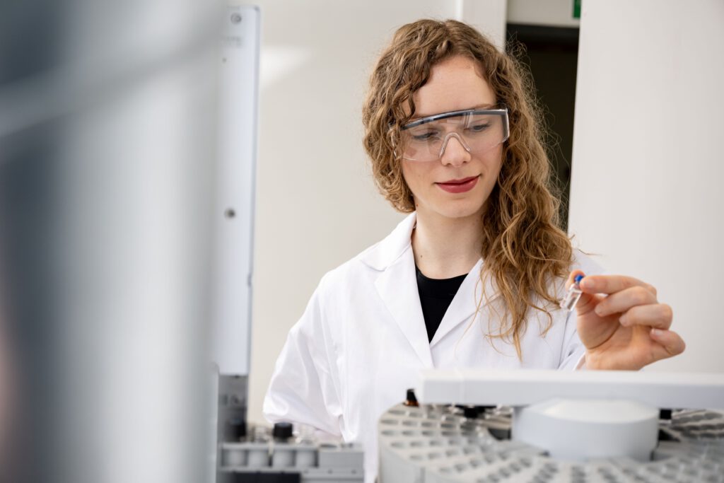 Dr. Melanie Walther und Team prüfen, wie gut sich organisches Material mithilfe verschiedener Mikroorganismen wandelt.