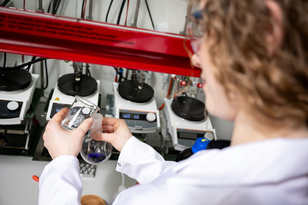 Um erstmalig komplett biobasiertes PBS zu erhalten, braucht es eine Spezialchemikalie. Die Forschenden arbeiten an einer neuartigen Technologie.