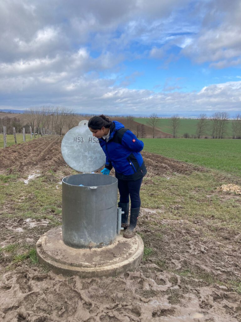 Doktorandin Alisha Sharma von der Friedrich-Schiller-Universität Jena arbeitet an einem Grundwasserbrunnen mit passiven Probennehmern zur Untersuchung von Mikroorganismen im Gestein. © Beatrix M. Heinze