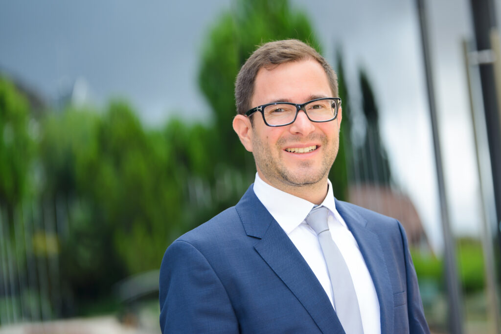 IESE-Professor Sebastian Hafenbrädl zeigt, warum soziales Engagement Vertrauen verlieren kann, wenn Unternehmen nicht offen kommunizieren.