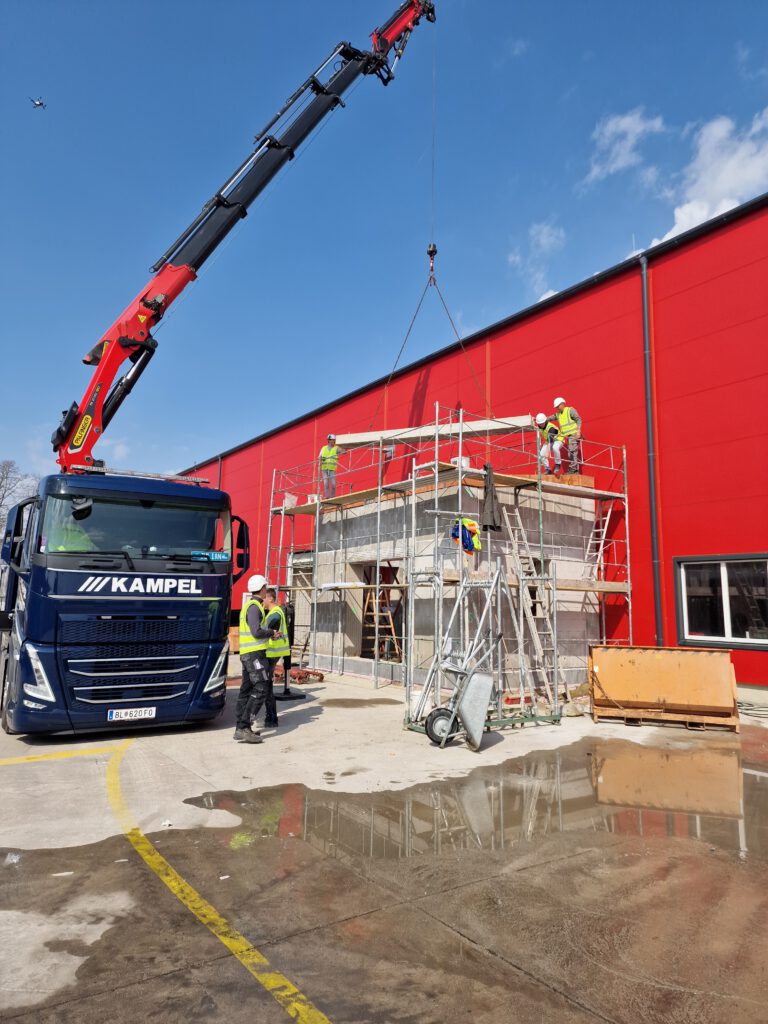 Wiederaufbau eines Gebäudes mit wiederverwendbaren Ziegelwänden nach dem zerstörungsfreien Rückbau.