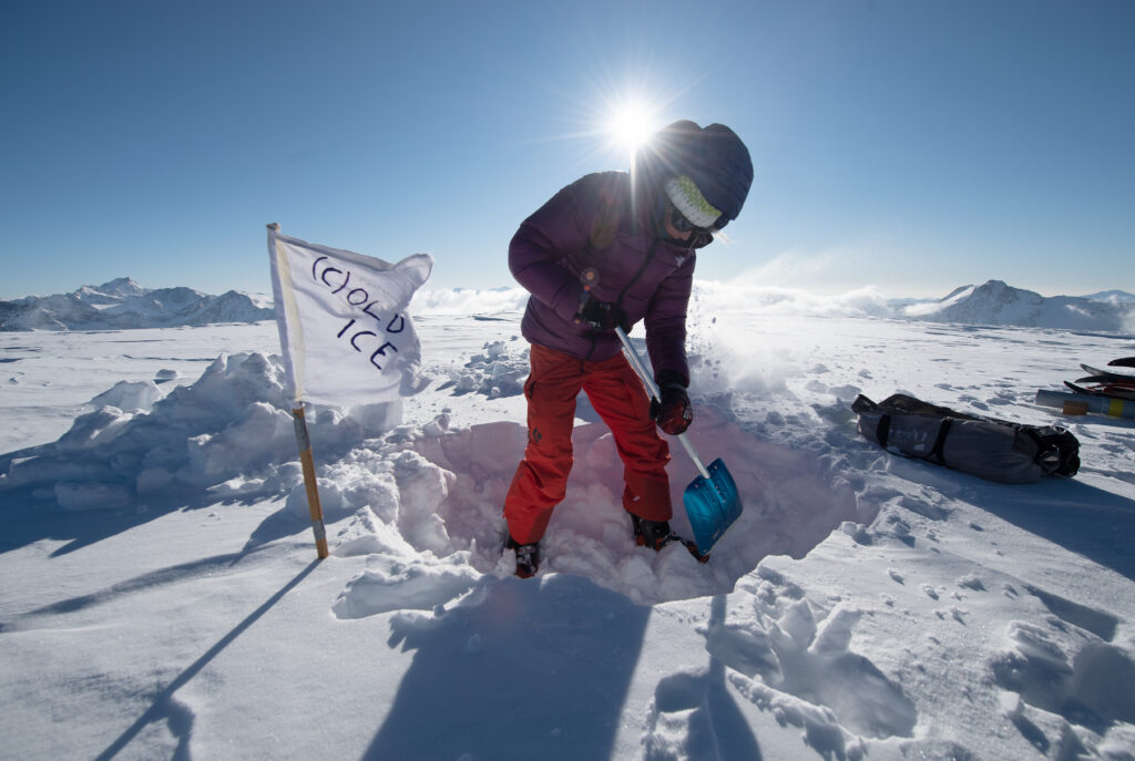 Das Team um Andrea Fischer untersucht die letzten Reste des kalten Eises – während Gletscher schmelzen, verlieren die Alpen ihr Gedächtnis.