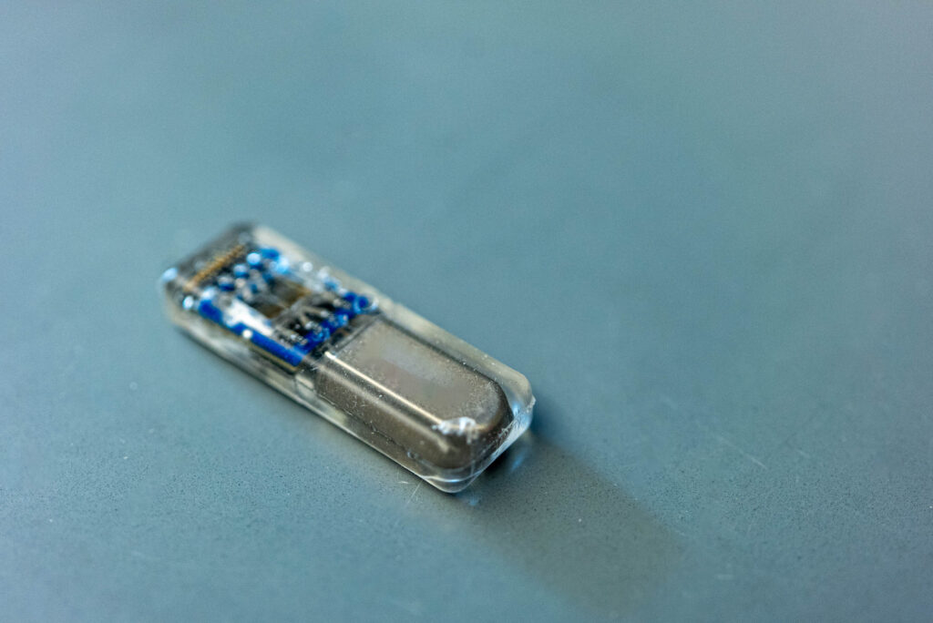 Das gezeigte Implantat enthält eine „lebende Apotheke“, die Medikamente direkt im Körper produziert und damit Tabletten ersetzen könnte.