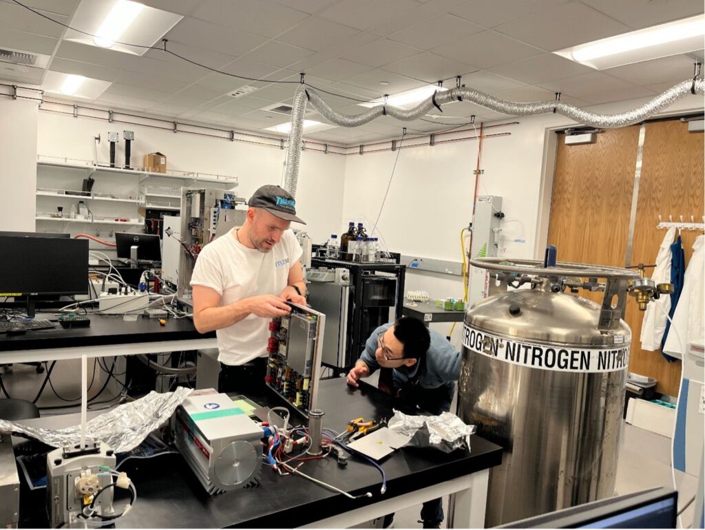 Daniel Petras und Mingxun Wang arbeiten an einem Massenspektrometer zur Untersuchung von Chemikalien im Meerwasser.