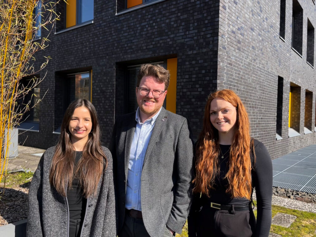 Medizinische Arbeitsgruppe (von links nach rechts): Alina Stroh (Co-Autorin, PhD-Studentin), Dr. med. Niklas Gremke (Senior-Autor, Nachwuchsgruppenleiter) und Marie Witt (Co-Autorin, PhD-Studentin), abwesend wegen PJ-Aufenthalt in Wien: Erstautorin Luise von Wichert (med. Doktorandin).