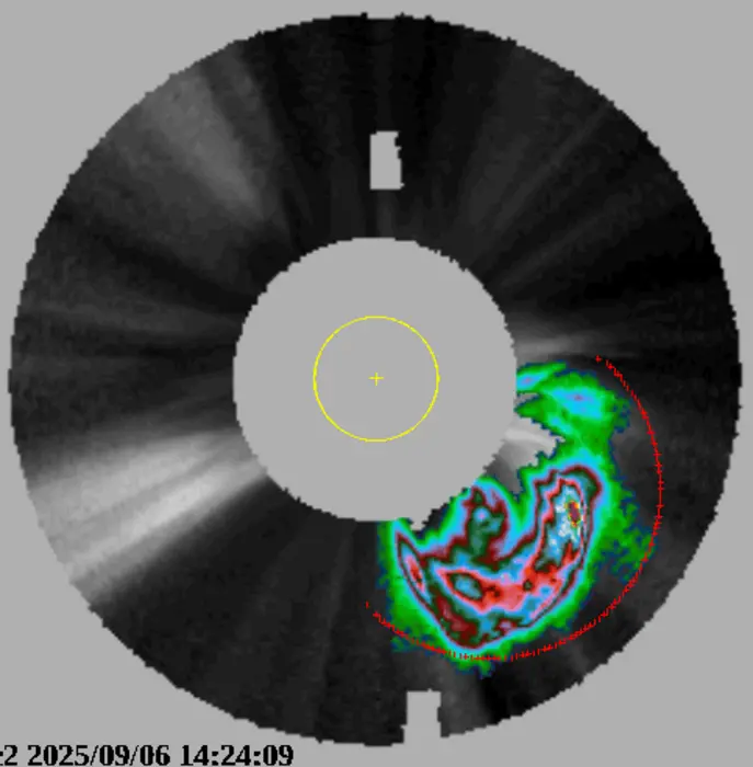 Ein Koronagraph zeigt einen großen Sonnensturm, den eine Software farblich markiert und für die Vorhersage von Weltraumwetter auswertet.