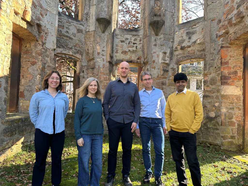 Die Forschungsgruppe (v.l.n.r) Paulina Kreye, Katrin Reimann, Dennis Derstroff, Dominik Oliver und Vijay Renigunta.