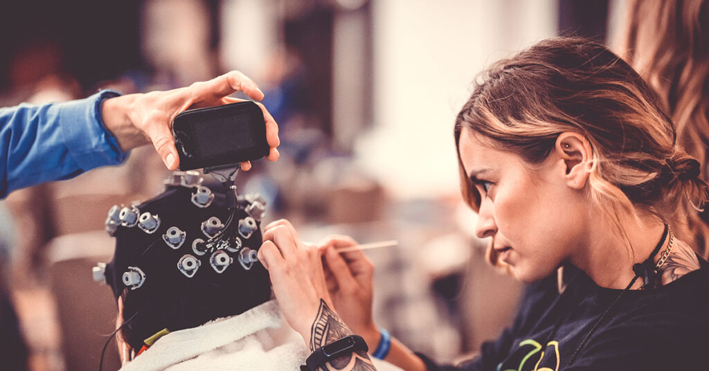 Ein Teilnehmer sitzt während einer Meditationssitzung und wird dabei mit Messgeräten überwacht, um Veränderungen im Gehirn und im Körper zu erfassen.