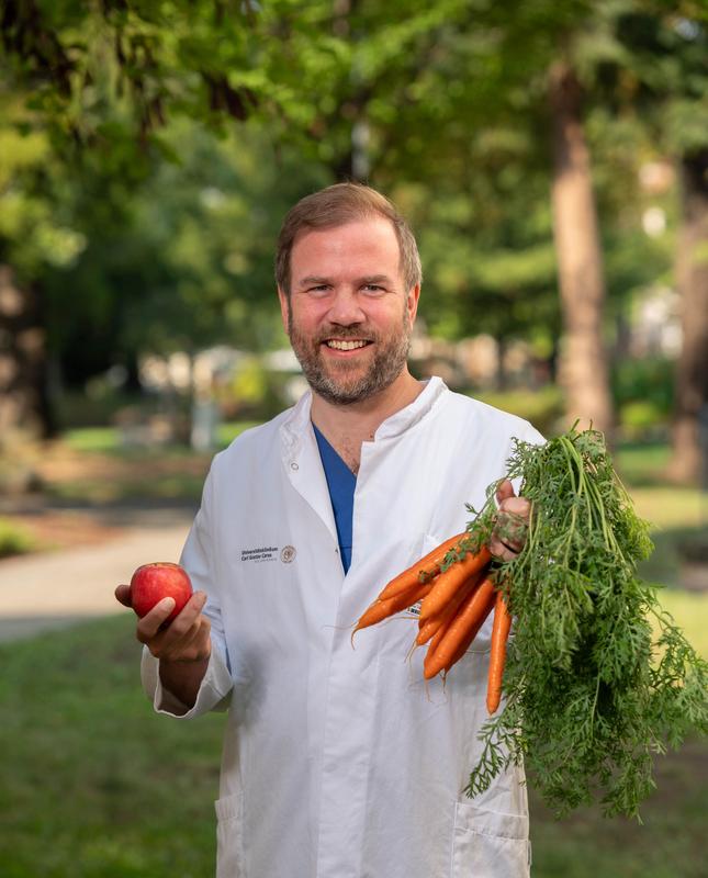 Prof. Dr. Johan Wölber, Zahnarzt und Ernährungsmediziner, betont, dass selbst gründliches Zähneputzen die entzündungsfördernde Wirkung von Zucker auf das Zahnfleisch nicht vollständig ausgleichen kann.