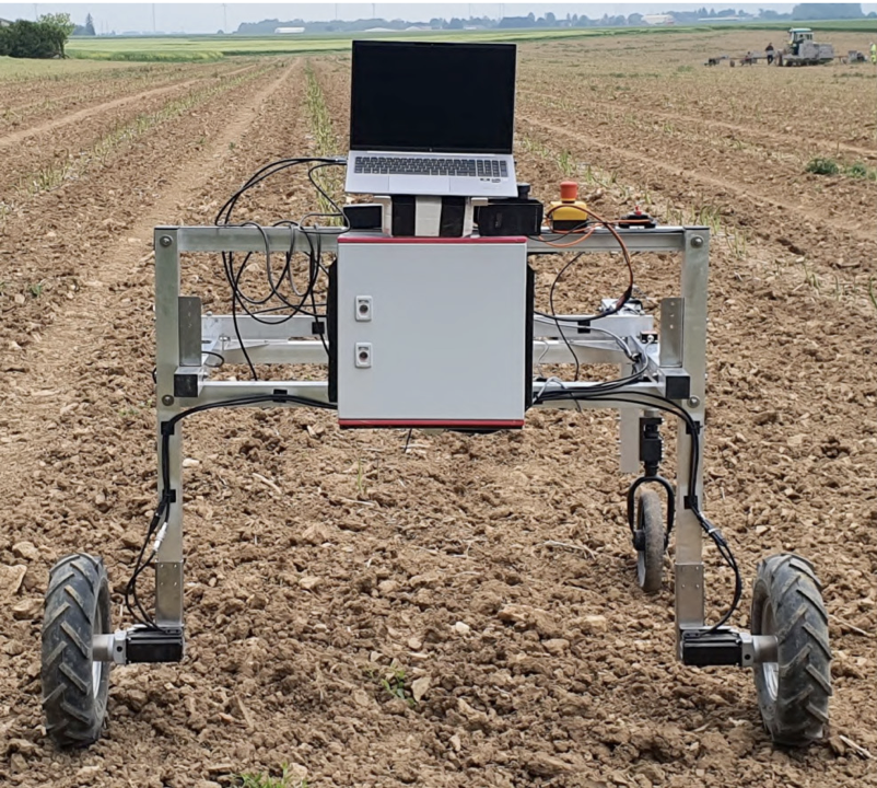 Versuchsaufbau im Spargelfeld: Kameras erfassen während der Fahrt die Position erntereifer Spargelstangen unter realen Bedingungen.