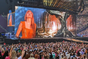 Taylor Swift performt „Marjorie“ in Minneapolis, Minnesota, auf ihrer Eras Tour 2023–2024.