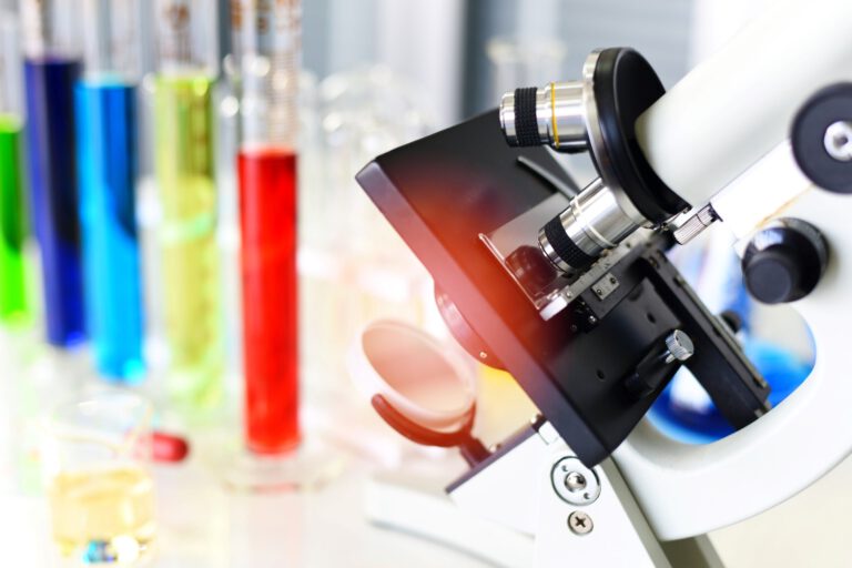 vecteezy_mikroskop-im-modernen-labor-fur-wissenschaftler-forschung_10889664