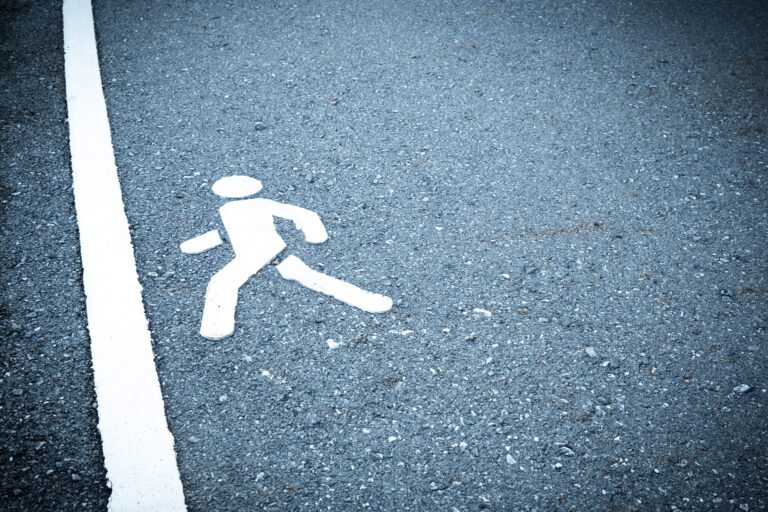 Menschen, die langsamer gehen, weisen laut einer Studie ein höheres biologisches Alter und einen geringeren IQ auf. © Vecteezy