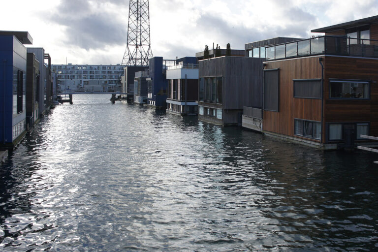Eine schwimmende Siedlung in Amsterdam: Da der Klimawandel Küstenstädte vor neue Herausforderungen stellt, könnte diese Wohnform in Zukunft noch attraktiver werden. © Wikimedia