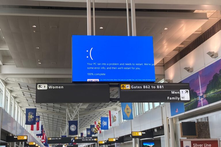 Dulles_Airport_CrowdStruck_(53867936421)