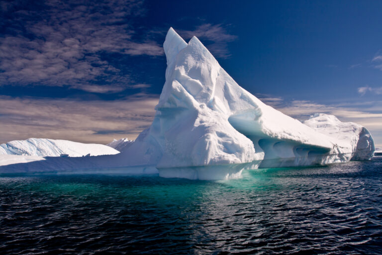 vecteezy_pinnacle-shaped-iceberg-in-antarctica_2045080