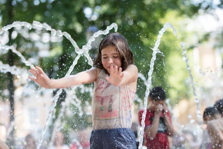 1920-a-wet-girl-bathes-in-a-fountain-child-on-a-hot-day-at-the-city-fountain