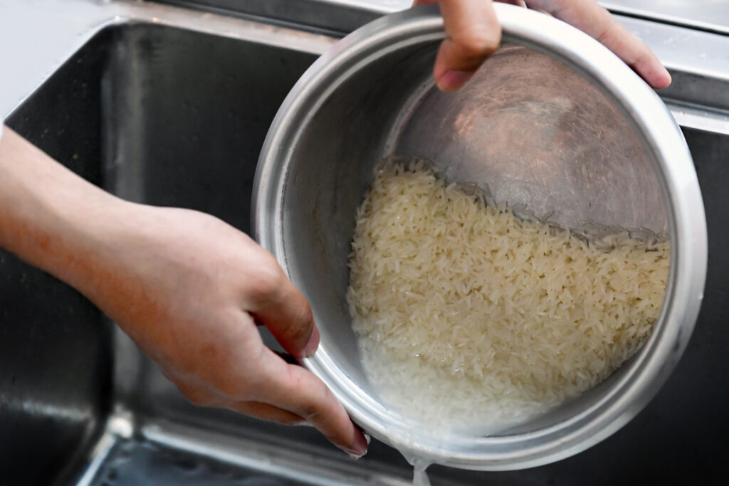 Reis sollte man vor dem Kochen unbedingt gründlich waschen. Noch besser ist es, ihn sogar ein paar Stunden einzuweichen. © Vecteezy