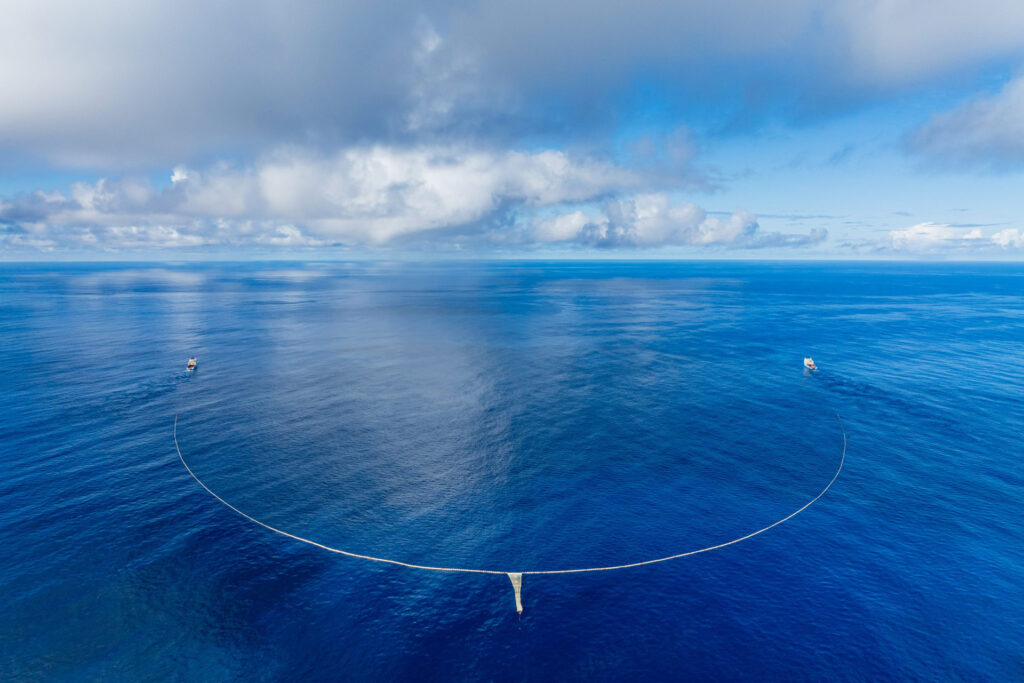 Die U-förmige Fangvorrichtung sammelt den Plastikmüll ein. © The Ocean Cleanup