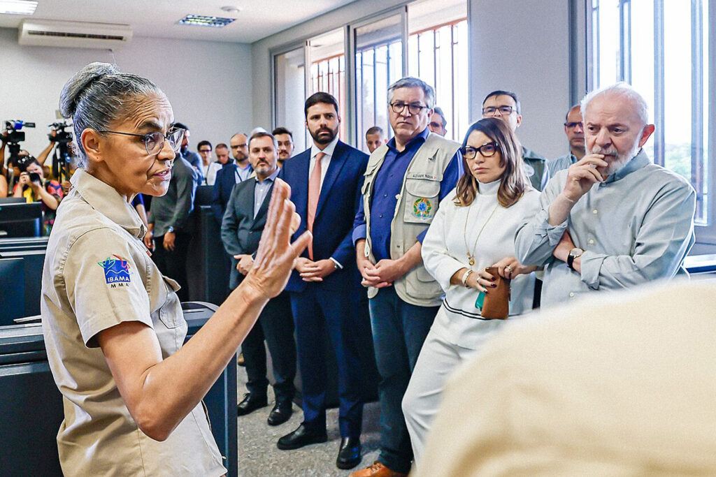 Ministerin für Umwelt und Klima, Marina Silva (vorne links) und Präsident der Republik, Luiz Inácio Lula da Silva (rechts), während seines Besuchs in Prevfogo, am Sitz des Brasilianischen Instituts für Umwelt (Ibama). © Lula Oficial via Wikimedia unter CC BY 2.0