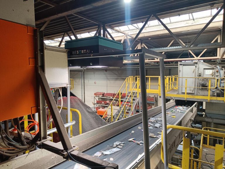 WeSort.AI nutzt Künstliche Intelligenz, um Wertstoffmüll effizienter und präziser als bisherige Methoden zu sortieren.