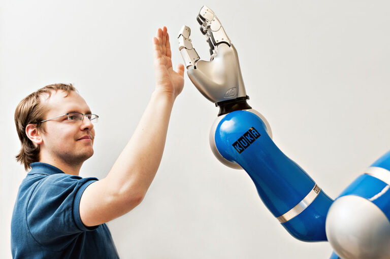 Mensch und Maschine - auch KUKA arbeitet an innovativer Technologie. © Wikimedia