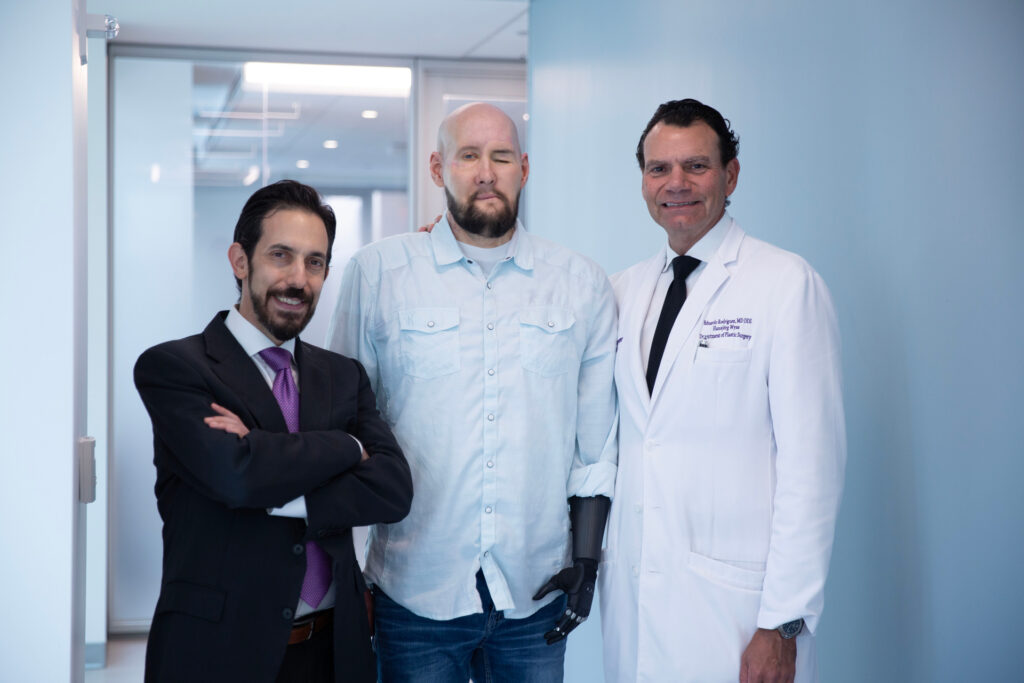 Die Autoren der Studie Dr. Daniel Ceradini (links) und Dr. Eduardo Rodriguez mit Aaron James. © Haley Ricciardi / NYU Langone Health