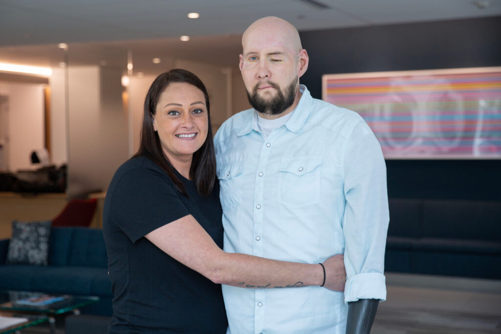 Glücklich über die neue Lebensqualität nach dem Schicksalsschlag: Aaron James mit seiner Frau Meagan. © Haley Ricciardi / NYU Langone Health