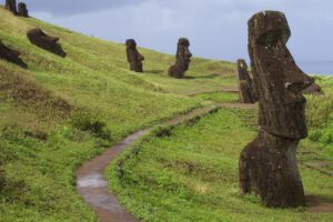 Die Osterinsel ist bekannt für seine riesigen Steinfiguren, sogenannte Moai.