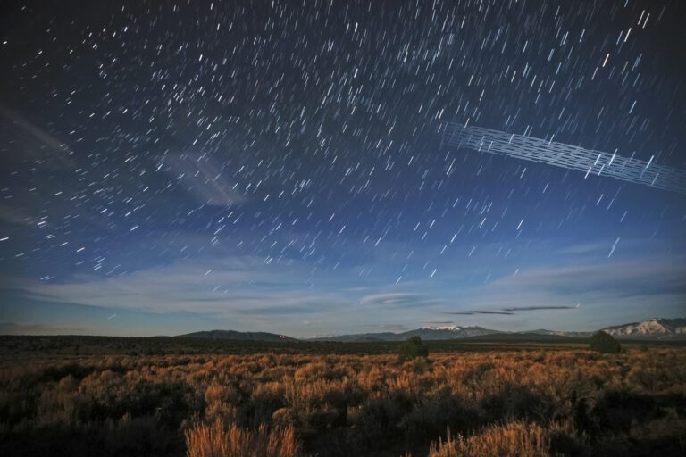 Starlink-Satelliten über dem Carson National Forest, New Mexico, fotografiert kurz nach dem Start.