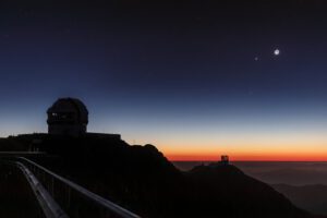 Zweiter Mond für die Erde: Ein relativ langsamer Asteroid bleibt 57 Tage in unserer Nähe, bevor er weiterzieht.