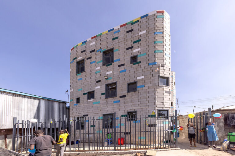 Die erste nachhaltige Schule in Afrika, gebaut aus innovativen, aufeinander gesteckten Hohlsteinen. © PERI