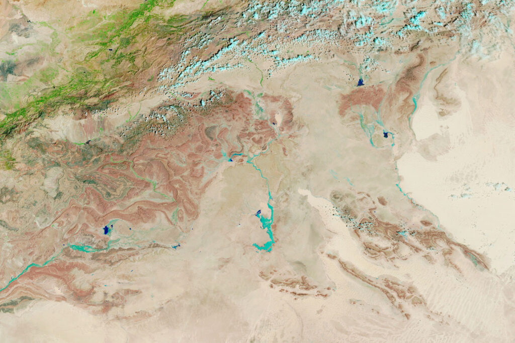 Heftige Regenfälle lassen in Teilen der Sahara überraschend grüne Landschaften entstehen, in denen Sträucher und Bäume gedeihen. © NASA