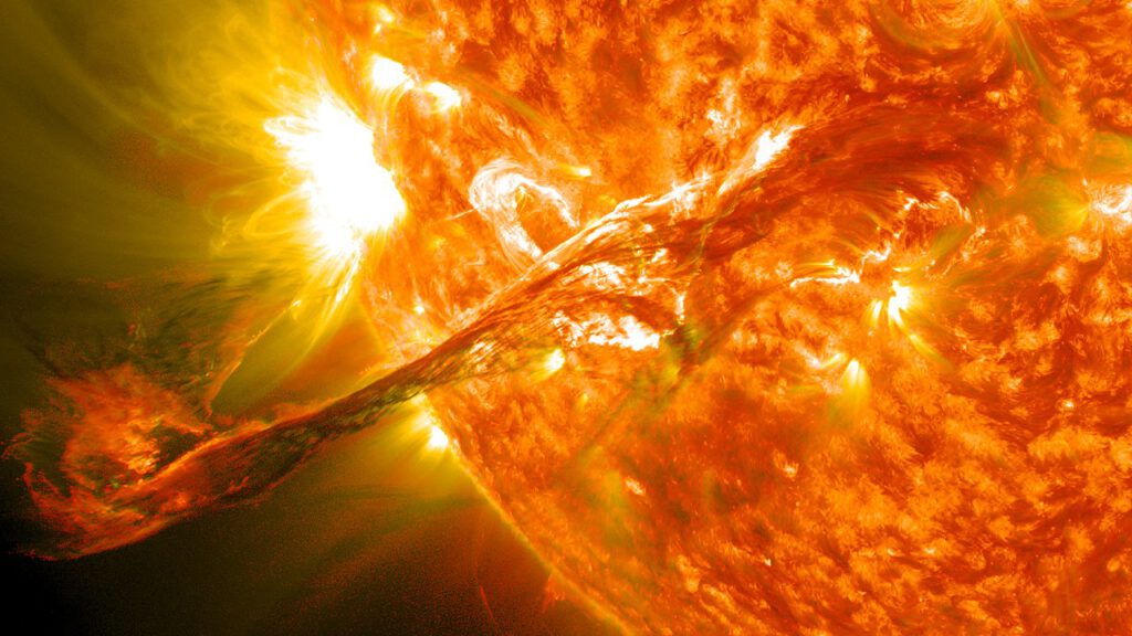 Das Sonnenmaximum, der Höhepunkt des 11-jährigen Sonnenzyklus, sorgt für vermehrte Sonnenflecken und stärkere Sonneneruptionen.