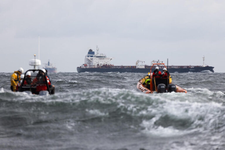 Protest on the Baltic Sea against Russian Oil Exports with Outdated TankersProtest auf der Ostsee gegen russische Ölexporte mit veralteten Tankern