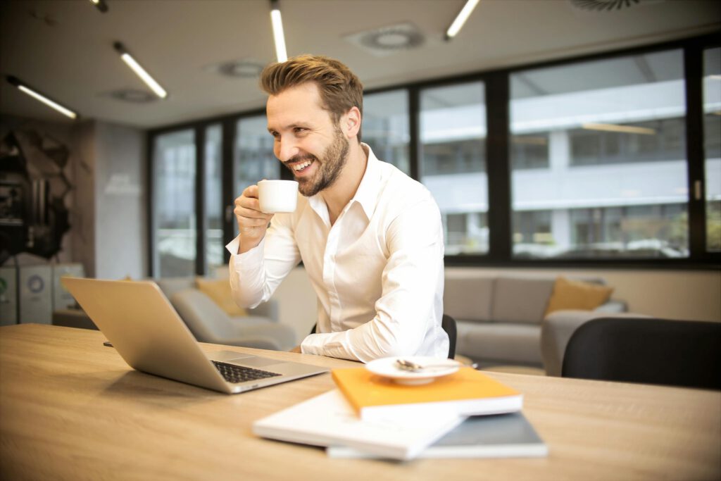 Laut einer Studie der Universität Münster erhöht die Vier-Tage-Woche die Produktivität und senkt gleichzeitig das Stressniveau der Beschäftigten.