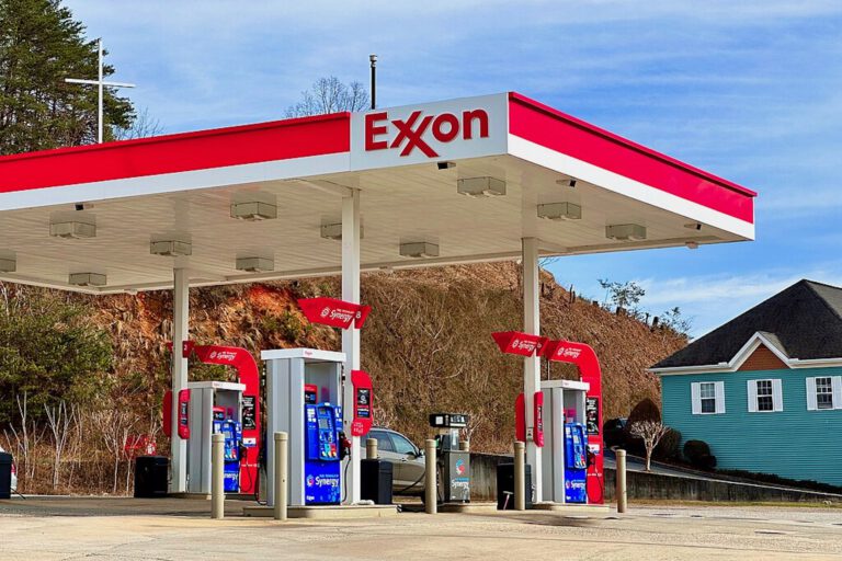 1024px-An_ExxonMobil_gas_station_in_Hiawassee,_Georgia