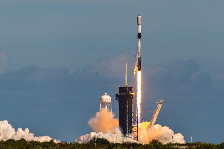 Eine Falcon-9-Rakete startet am 3. Februar 2022 von der Startrampe LC-39A der Cape Canaveral Space Force Station in Florida.