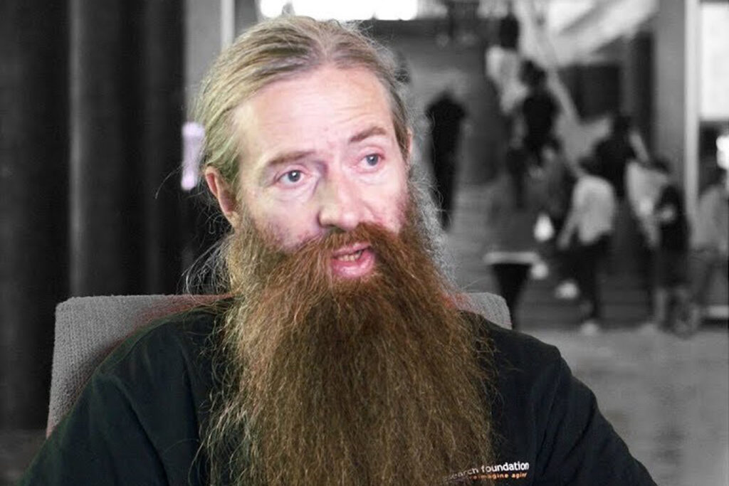 Aubrey de Grey prägte den Begriff Longevity Escape Velocity: Eine Vision, bei der Medizintechnik das Altern überholt und Unsterblichkeit greifbar macht. © Wikimedia